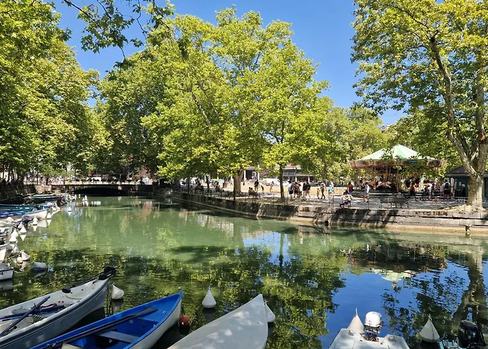 Reflets Du Annecy